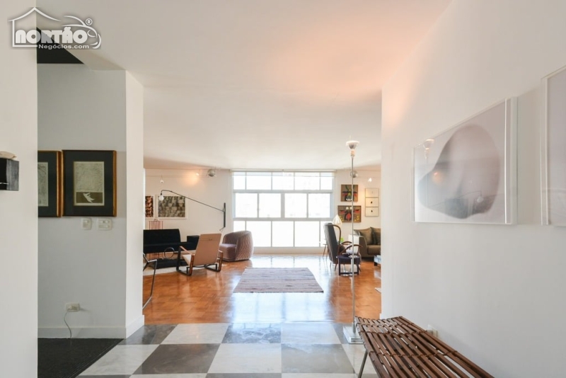 Casa à venda com 3 quartos, 259m² - Foto 1