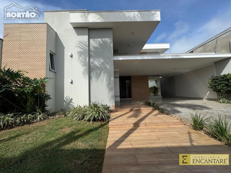 Casa à venda com 3 quartos, 217m² - Foto 1