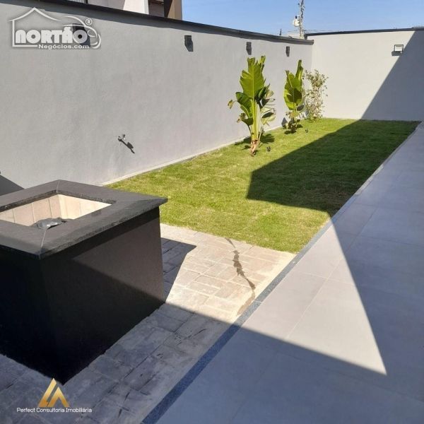 Casa à venda com 4 quartos, 190m² - Foto 2