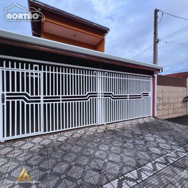 Casa à venda com 5 quartos, 250m² - Foto 2