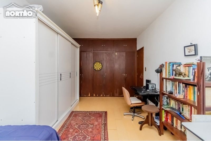 Casa à venda com 6 quartos, 239m² - Foto 2