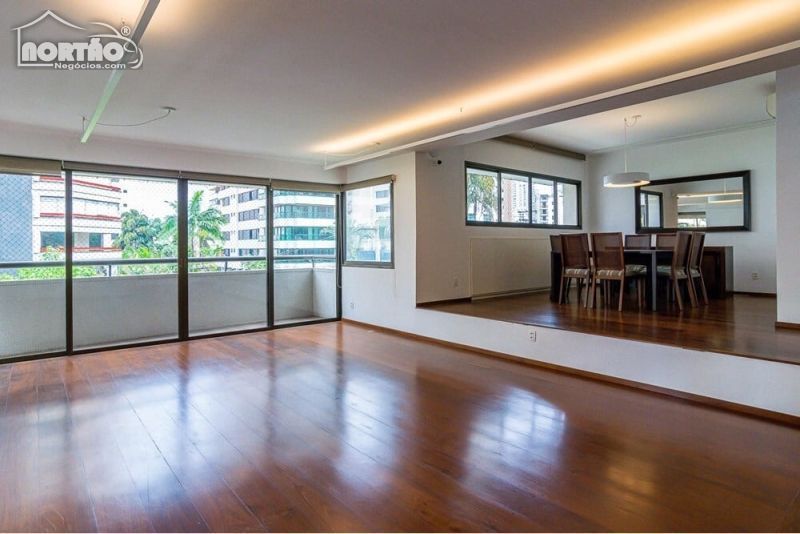 Casa à venda com 3 quartos, 287m² - Foto 1