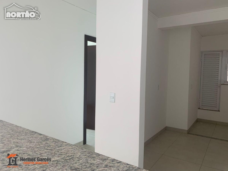 Casa à venda com 3 quartos, 60m² - Foto 2