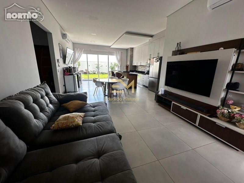 Casa à venda com 3 quartos, 168m² - Foto 2