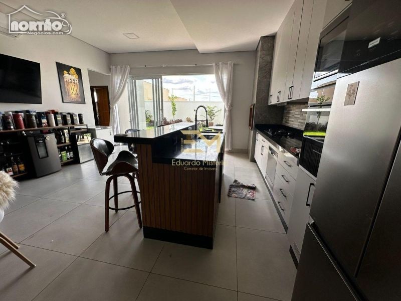 Casa à venda com 3 quartos, 168m² - Foto 4