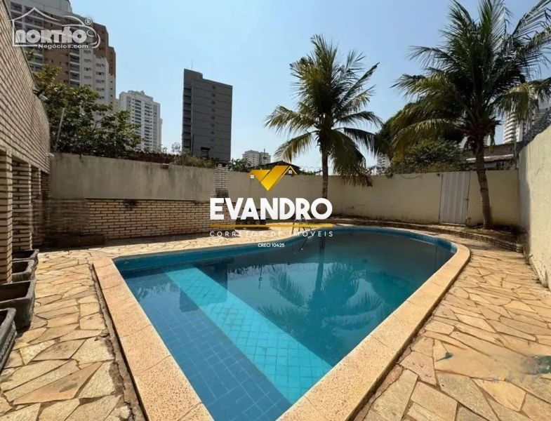 Casa à venda com 3 quartos, 300m² - Foto 1