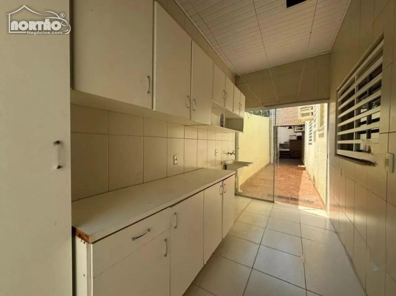 Casa à venda com 3 quartos, 300m² - Foto 5