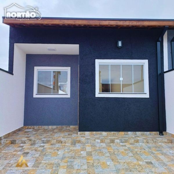 Casa à venda com 3 quartos, 125m² - Foto 1