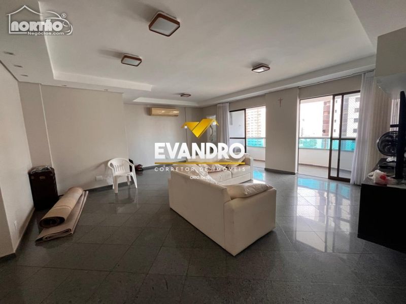 Casa à venda com 4 quartos, 216m² - Foto 1