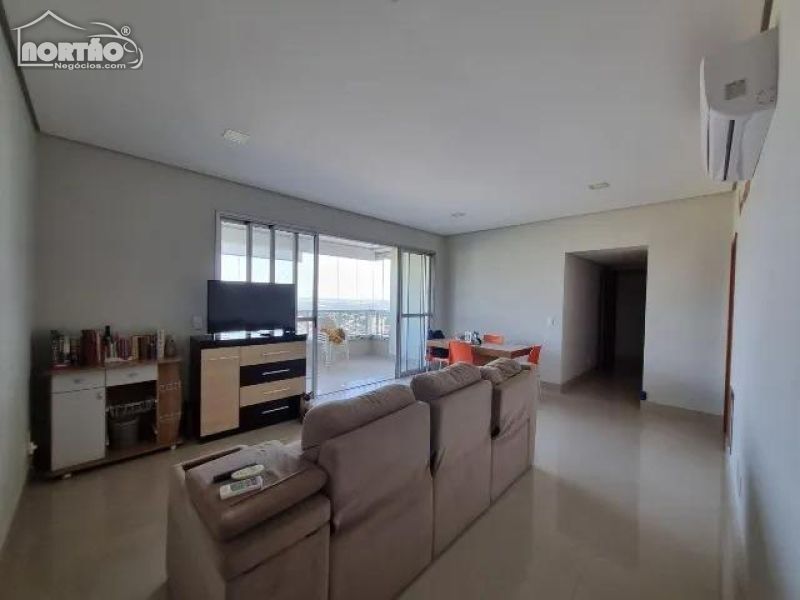 Casa à venda com 3 quartos, 134m² - Foto 1