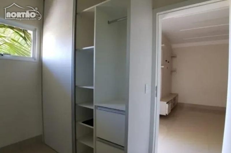 Casa à venda com 4 quartos, 266m² - Foto 3