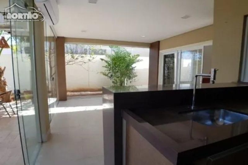 Casa à venda com 4 quartos, 266m² - Foto 8