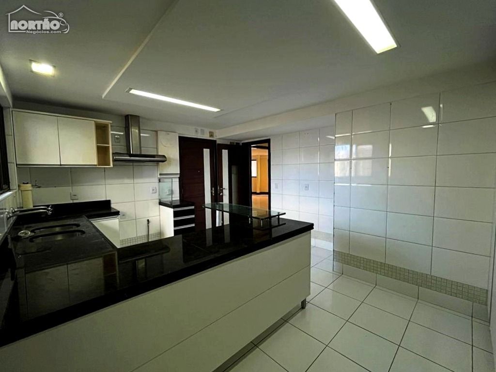 Casa à venda com 6 quartos, 266m² - Foto 11