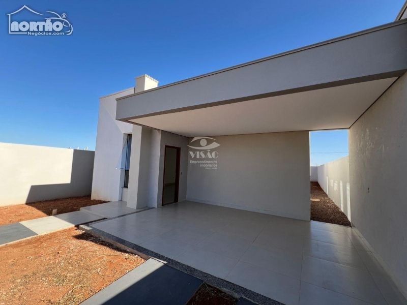 Casa à venda com 2 quartos, 77m² - Foto 1