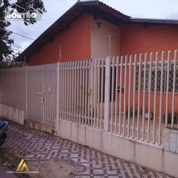 Casa à venda com 6 quartos, 250m² - Foto 1