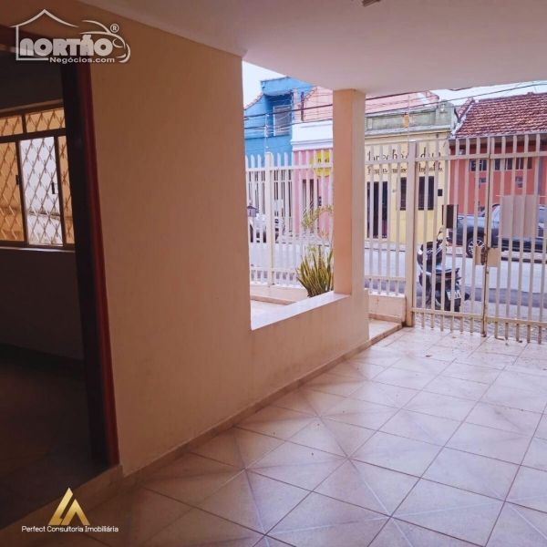 Casa à venda com 6 quartos, 250m² - Foto 4