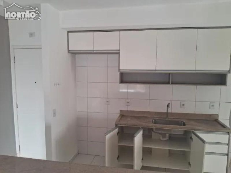 Casa à venda com 3 quartos, 90m² - Foto 2