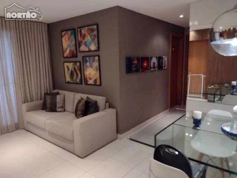 Casa à venda com 2 quartos, 64m² - Foto 1