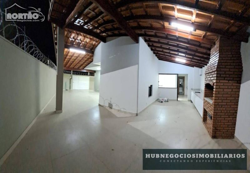 Casa à venda com 5 quartos, 250m² - Foto 2