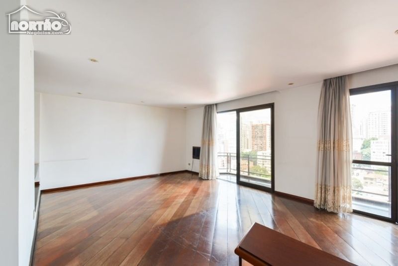 Casa à venda com 4 quartos, 274m² - Foto 1