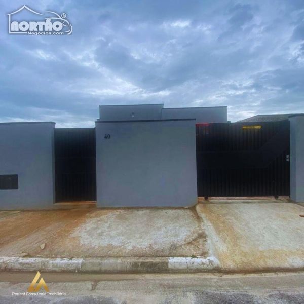 Casa à venda com 4 quartos, 220m² - Foto 1