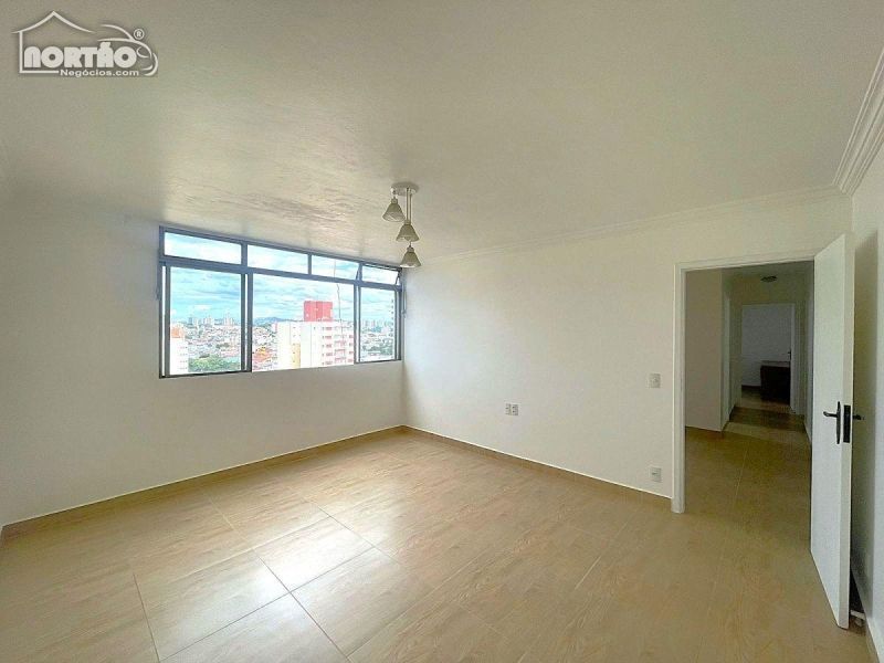 Casa à venda com 5 quartos, 110m² - Foto 1