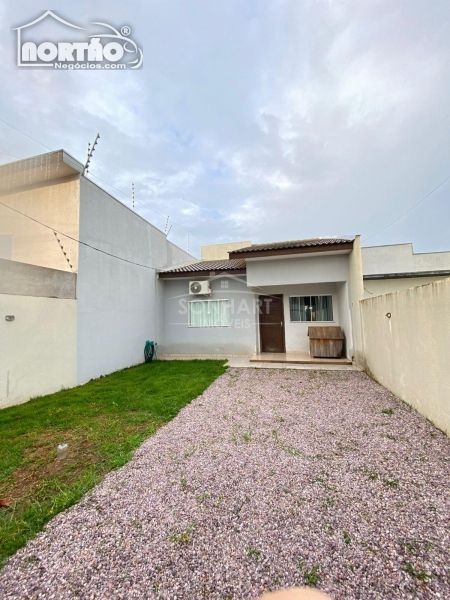 Casa à venda com 3 quartos, 60m² - Foto 1