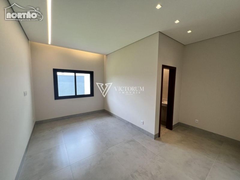 Casa à venda com 4 quartos, 125m² - Foto 2