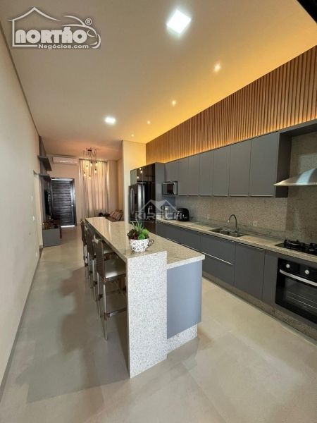 Casa à venda com 4 quartos, 174m² - Foto 4