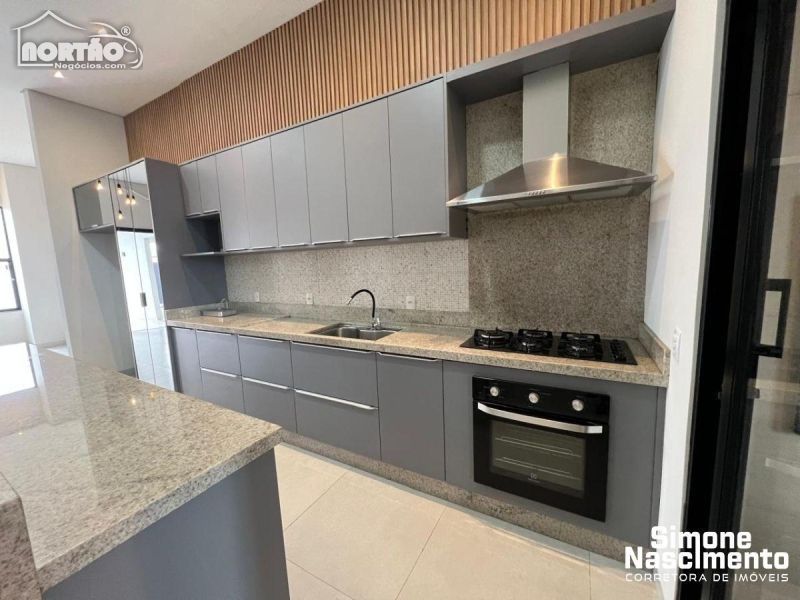 Casa à venda com 3 quartos, 174m² - Foto 1