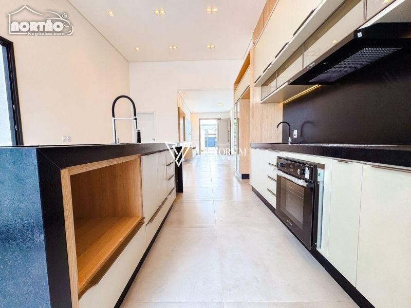 Casa à venda com 3 quartos, 193m² - Foto 4