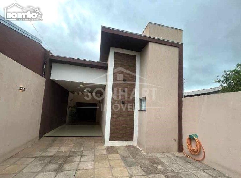 Casa à venda com 3 quartos, 114m² - Foto 1