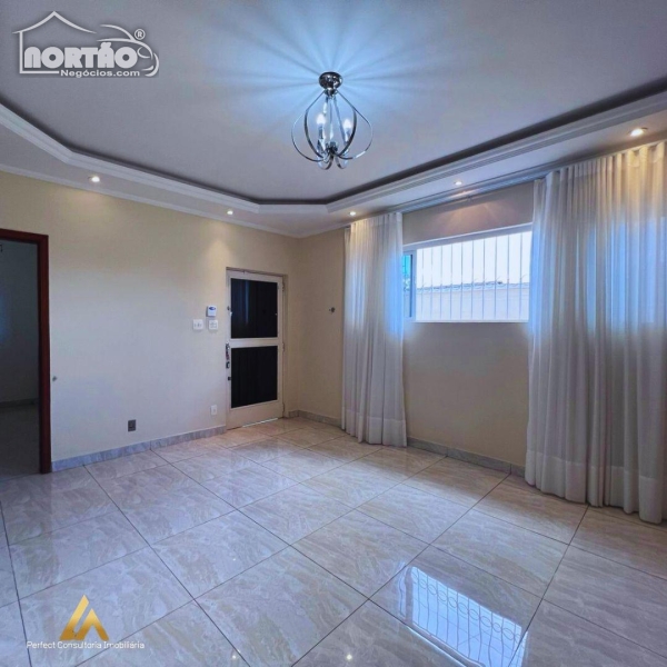 Casa à venda com 5 quartos, 300m² - Foto 4