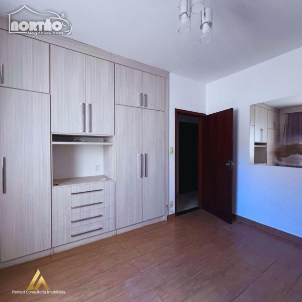 Casa à venda com 5 quartos, 300m² - Foto 9