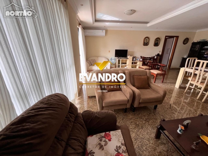 Casa à venda com 4 quartos, 216m² - Foto 8