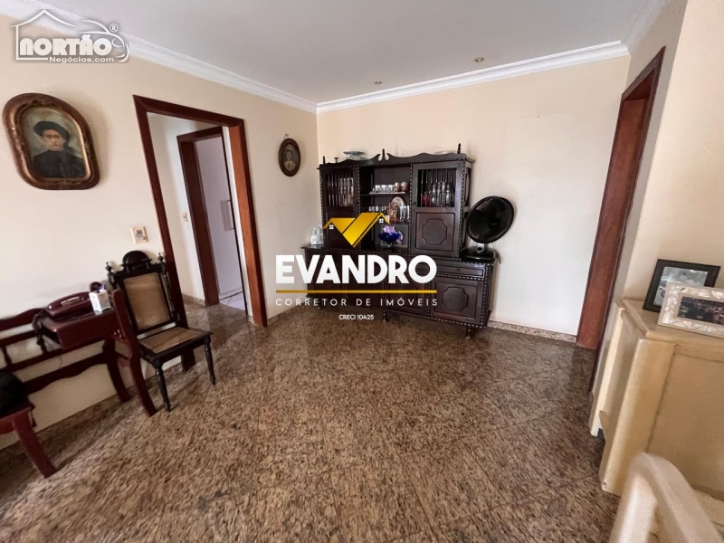 Casa à venda com 4 quartos, 216m² - Foto 9