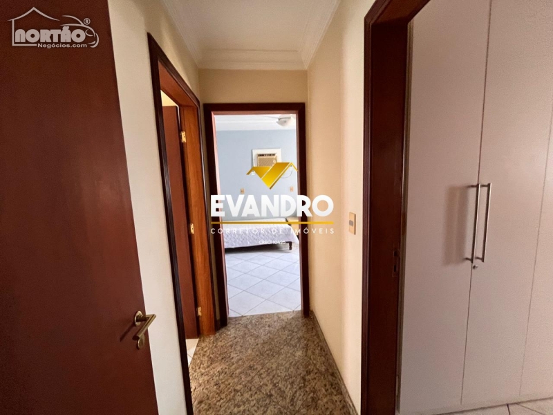 Casa à venda com 4 quartos, 216m² - Foto 10