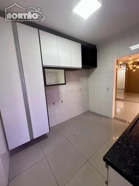 Casa à venda com 3 quartos, 187m² - Foto 2