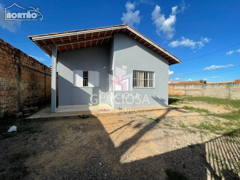 Casa à venda com 3 quartos, 70m² - Foto 2