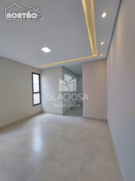 Casa à venda com 3 quartos, 164m² - Foto 3