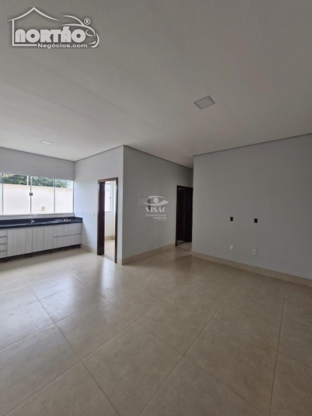 Casa à venda com 3 quartos, 57m² - Foto 1