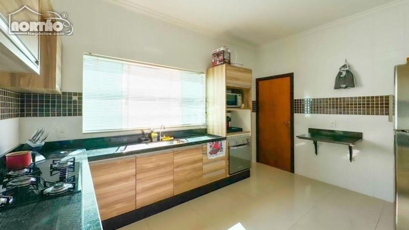 Casa à venda com 4 quartos, 196m² - Foto 5