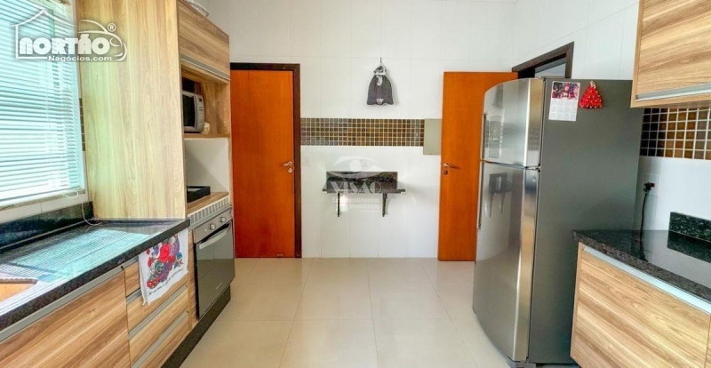 Casa à venda com 4 quartos, 196m² - Foto 6