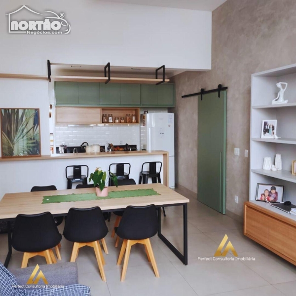 Casa à venda com 5 quartos, 250m² - Foto 2