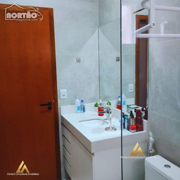 Casa à venda com 5 quartos, 250m² - Foto 4