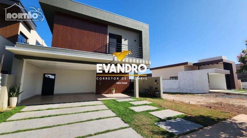 Casa à venda com 4 quartos, 210m² - Foto 1