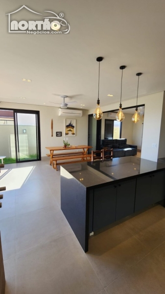 Casa à venda com 4 quartos, 210m² - Foto 9