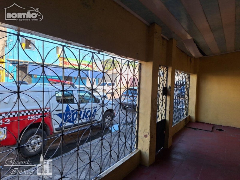 Casa à venda com 6 quartos, 120m² - Foto 1