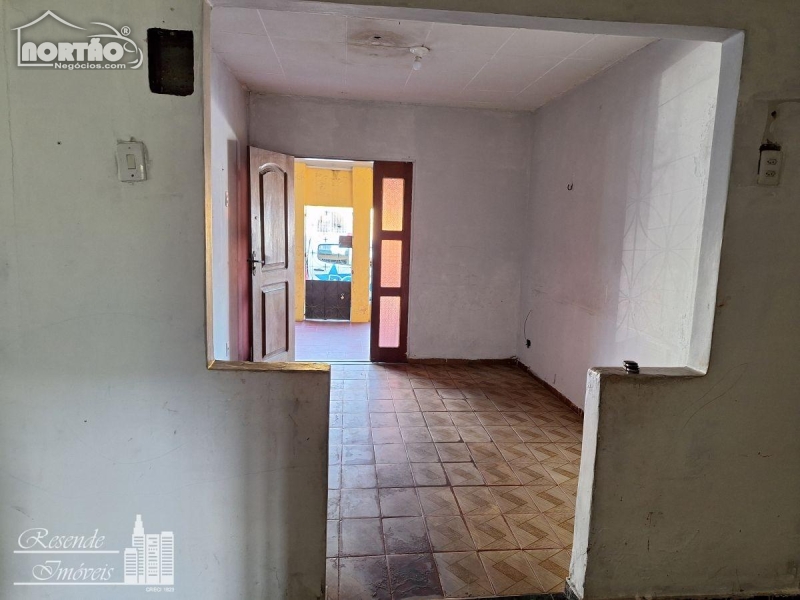 Casa à venda com 6 quartos, 120m² - Foto 3