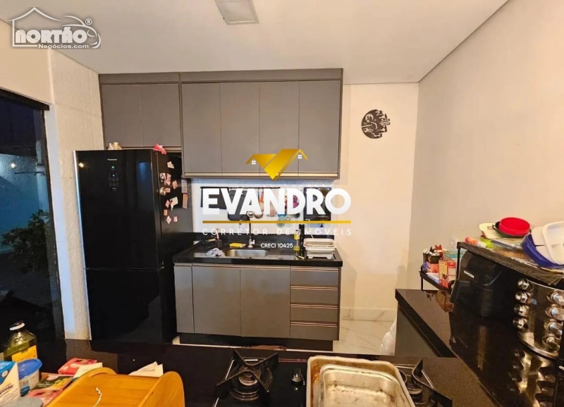 Casa à venda com 3 quartos, 110m² - Foto 2
